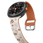Samsung Galaxy Watch 8 gravírozott stílusú virág mintás bújtatos szilikon szíj bézs-barna 4